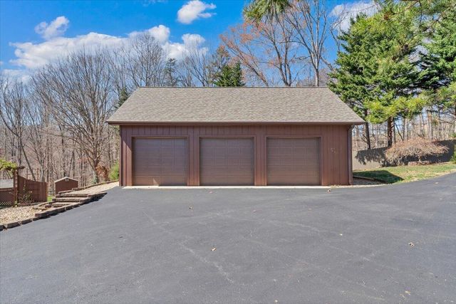 103 Twin Cove TRL, Moneta, VA 24121