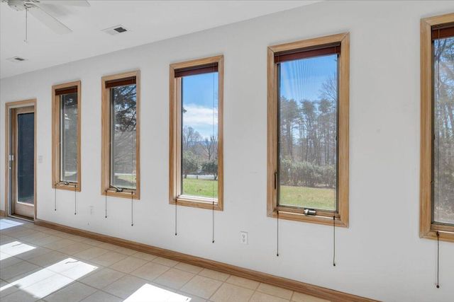 103 Twin Cove TRL, Moneta, VA 24121