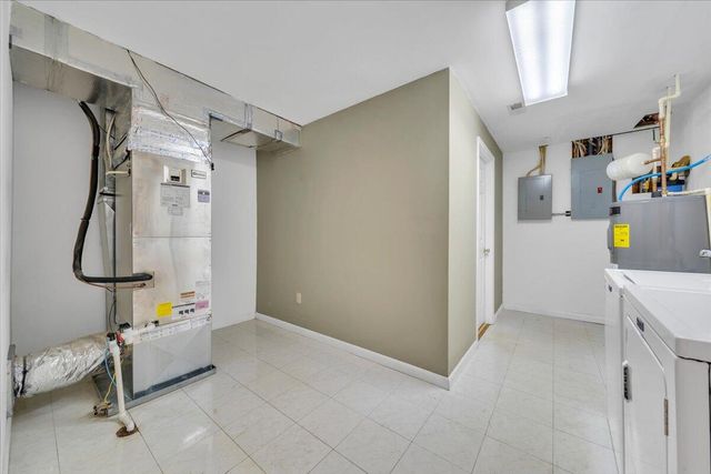 103 Twin Cove TRL, Moneta, VA 24121