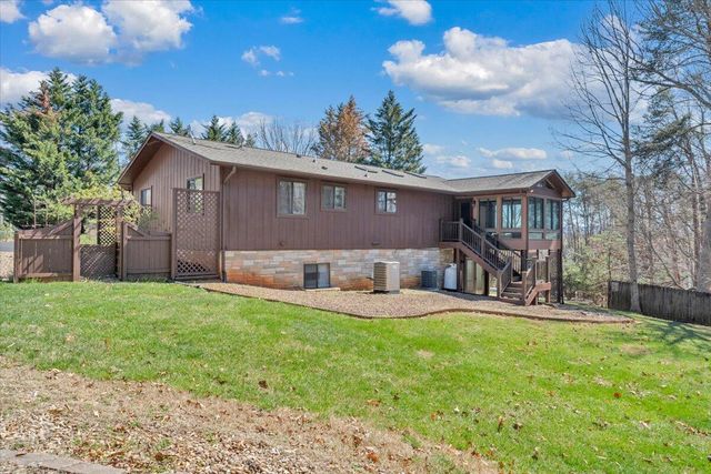 103 Twin Cove TRL, Moneta, VA 24121