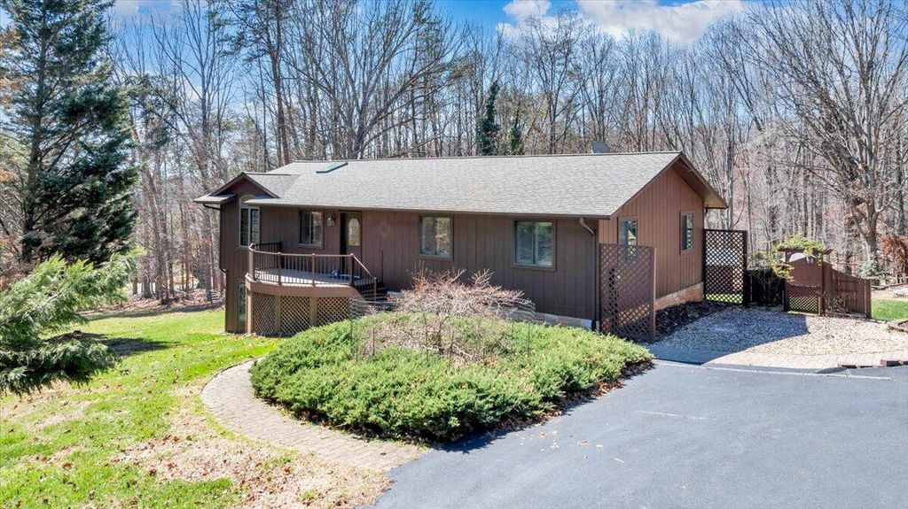 103 Twin Cove TRL, Moneta, VA 24121