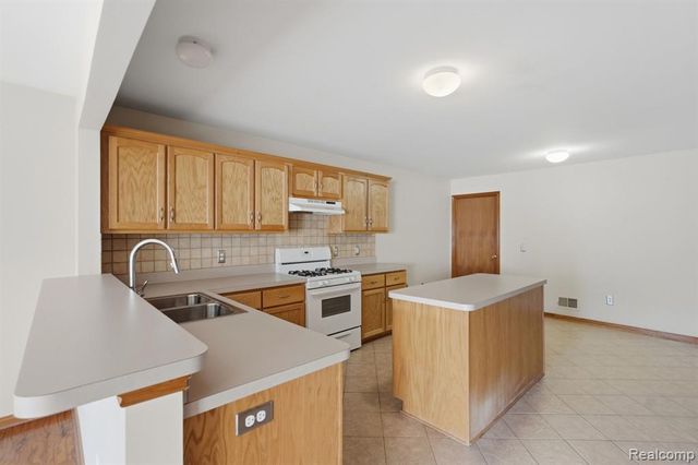 28712 Sheffield Court, New Baltimore, MI 48047