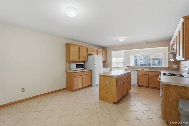 28712 Sheffield Court, New Baltimore, MI 48047