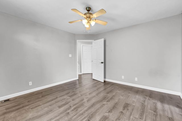 707 Shetland Dr, Oak Grove, KY 42262