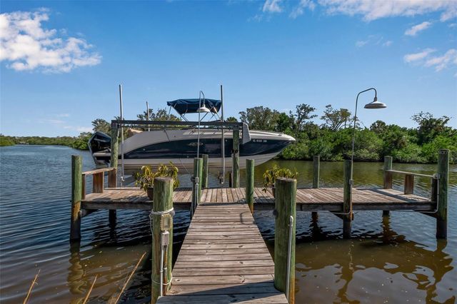 1076 RUISDAEL CIRCLE, Nokomis, FL 34275