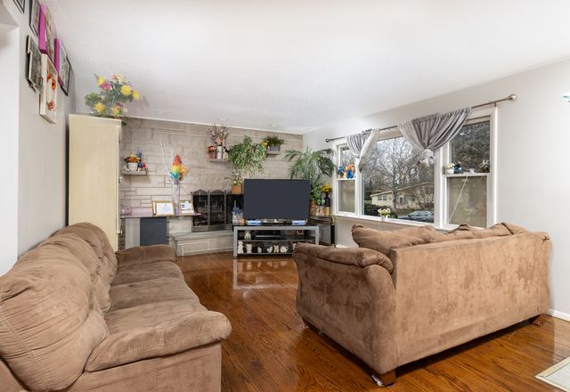 1348 Dairy Lane, Mundelein, IL 60060