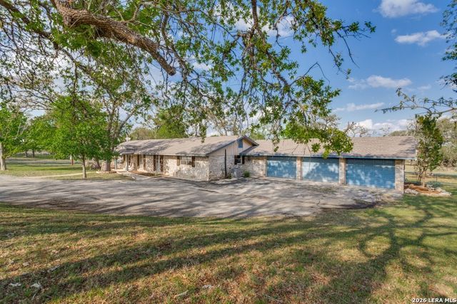212 KENDALL OAKS DR, Boerne, TX 78006