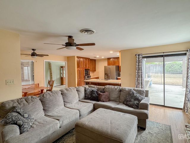 7005 Lacoste Lane, Bakersfield, CA 93309