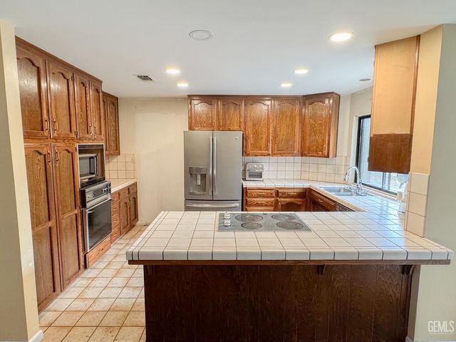 7005 Lacoste Lane, Bakersfield, CA 93309