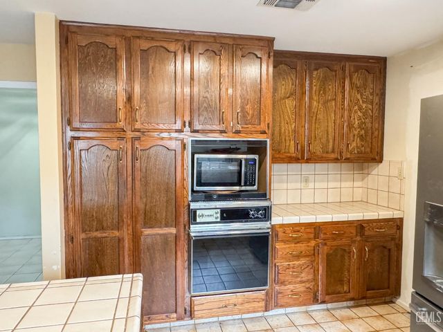 7005 Lacoste Lane, Bakersfield, CA 93309