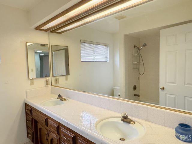 7005 Lacoste Lane, Bakersfield, CA 93309