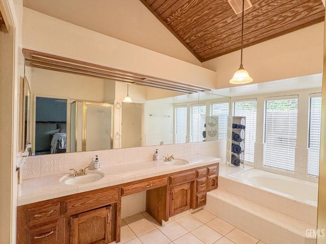 7005 Lacoste Lane, Bakersfield, CA 93309