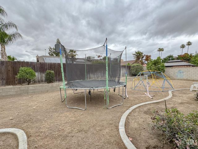 7005 Lacoste Lane, Bakersfield, CA 93309