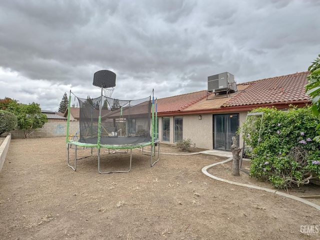 7005 Lacoste Lane, Bakersfield, CA 93309