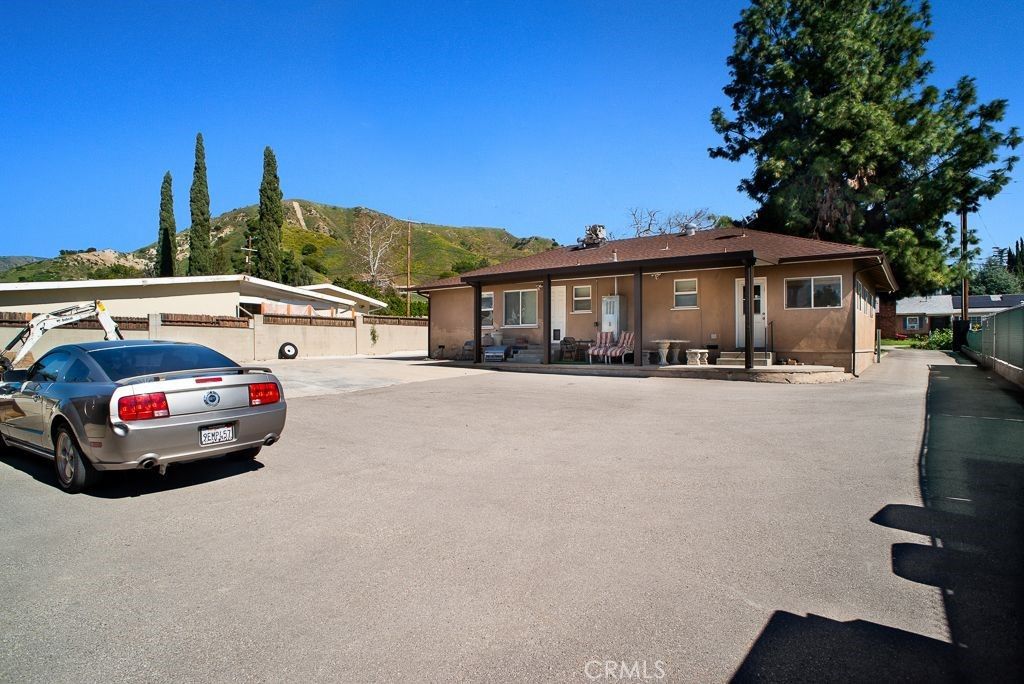 Image 13 of property listing at 11471 Orcas Avenue, Sylmar, CA 91342