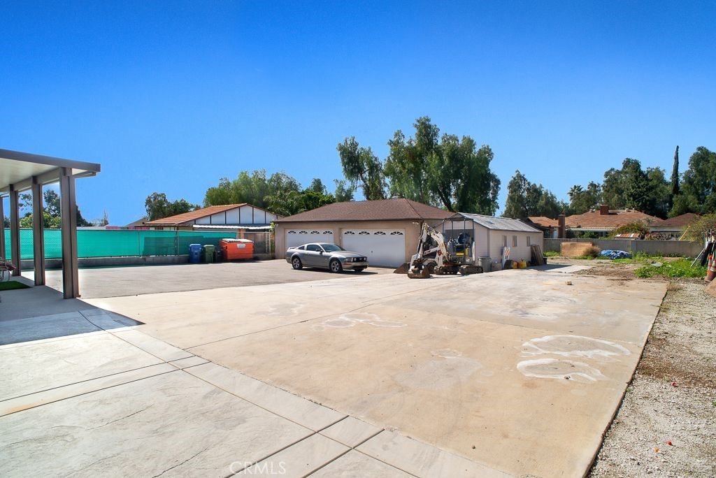 Image 16 of property listing at 11471 Orcas Avenue, Sylmar, CA 91342