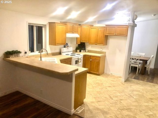 1050 BROADWAY Ave, Winchester Bay, OR 97467