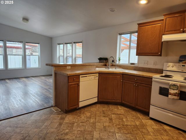 1050 BROADWAY Ave, Winchester Bay, OR 97467