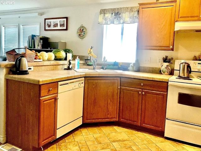 1050 BROADWAY Ave, Winchester Bay, OR 97467