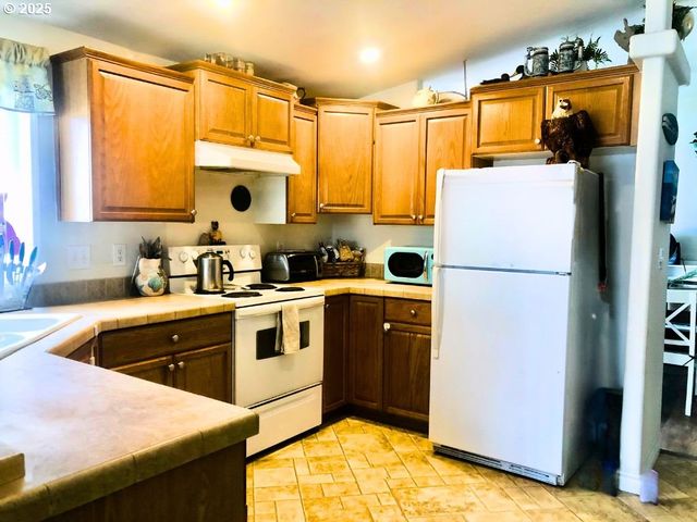 1050 BROADWAY Ave, Winchester Bay, OR 97467