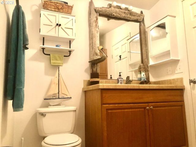 1050 BROADWAY Ave, Winchester Bay, OR 97467