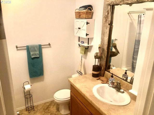 1050 BROADWAY Ave, Winchester Bay, OR 97467