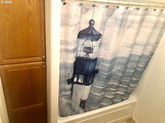 1050 BROADWAY Ave, Winchester Bay, OR 97467