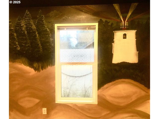 1050 BROADWAY Ave, Winchester Bay, OR 97467