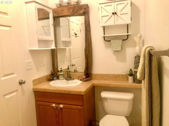 1050 BROADWAY Ave, Winchester Bay, OR 97467