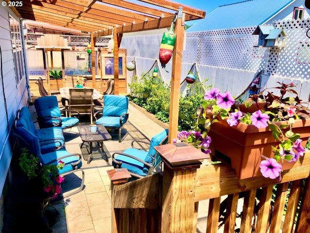 1050 BROADWAY Ave, Winchester Bay, OR 97467