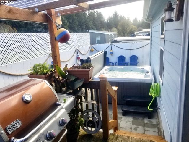 1050 BROADWAY Ave, Winchester Bay, OR 97467