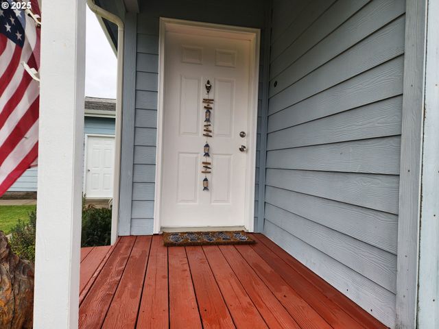 1050 BROADWAY Ave, Winchester Bay, OR 97467