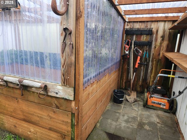 1050 BROADWAY Ave, Winchester Bay, OR 97467