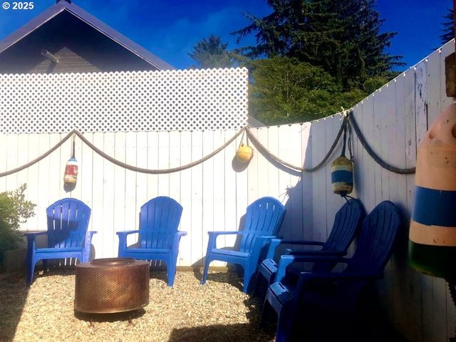 1050 BROADWAY Ave, Winchester Bay, OR 97467