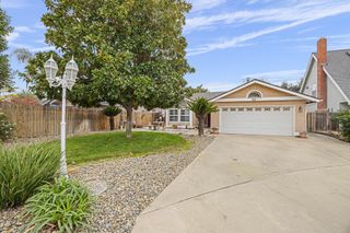 901 N Oakwood Court, Visalia, CA 93291