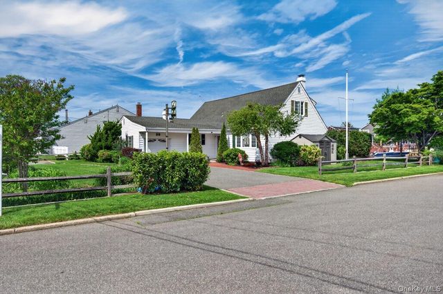 20 Bayview Lane, Amityville, NY 11701