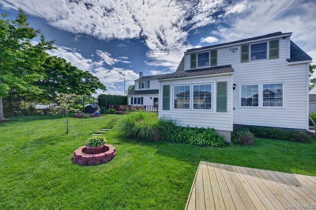 20 Bayview Lane, Amityville, NY 11701