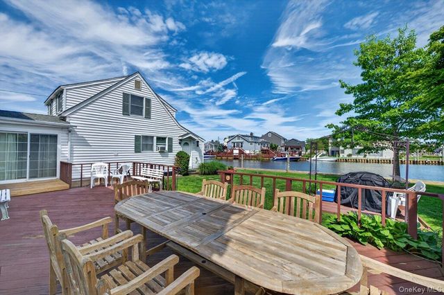 20 Bayview Lane, Amityville, NY 11701