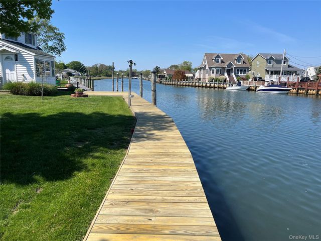 20 Bayview Lane, Amityville, NY 11701