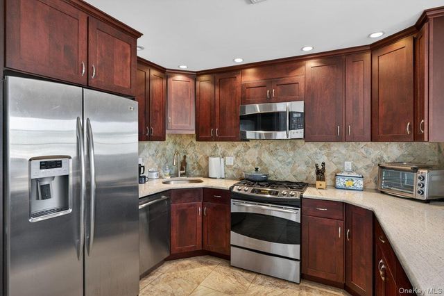 20 Bayview Lane, Amityville, NY 11701
