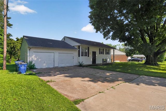 12083 Garden Lane, St Louis, MO 63138