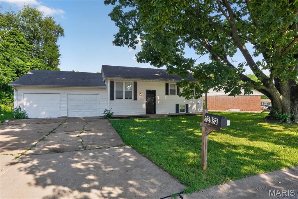 12083 Garden Lane, St Louis, MO 63138