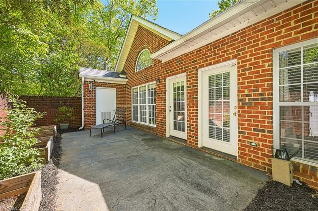 2017 Salisbury Square, Winston-salem, NC 27127