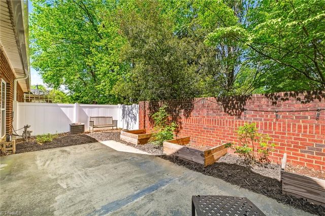 2017 Salisbury Square, Winston-salem, NC 27127