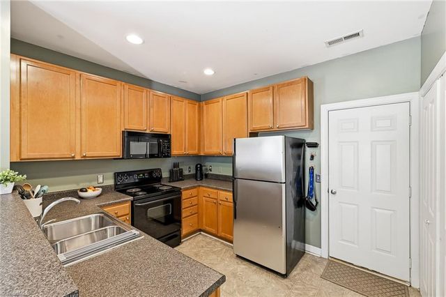 2017 Salisbury Square, Winston-salem, NC 27127