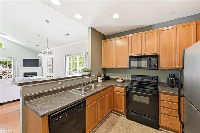 2017 Salisbury Square, Winston-salem, NC 27127