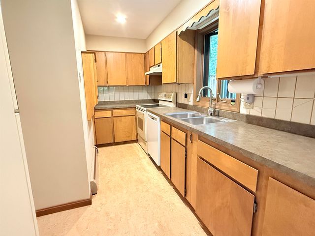 23 Robin Way, Brattleboro, VT 05301