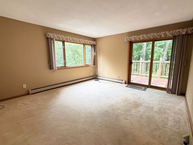 23 Robin Way, Brattleboro, VT 05301