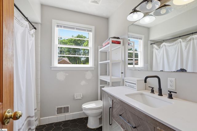 104 Old Well Place, Boiling Springs, SC 29316