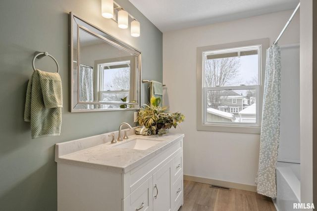 1203 W Locust Street, Davenport, IA 52804